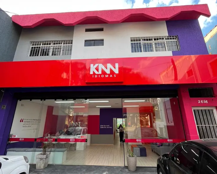 Fachada da KNN Idiomas em Brás Cubas, com a frente de vidro