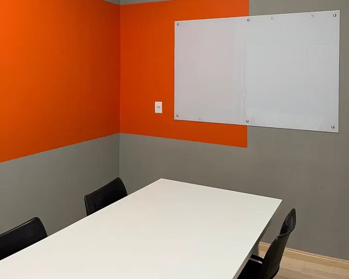 Sala de aula em Brás Cubas, com mesa única e lousa