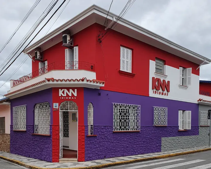 Fachada da KNN Idiomas no Centro, na esquina da Rua Professor Flaviano de Melo
