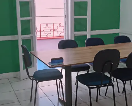 Outra sala de aula no Centro, com a porta da sacada aberta