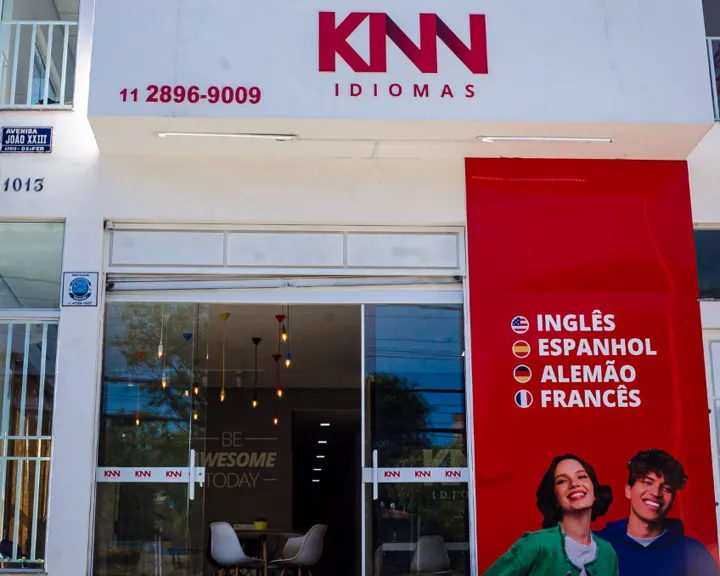 Fachada da KNN Idiomas em César de Souza, na Avenida João XXIII