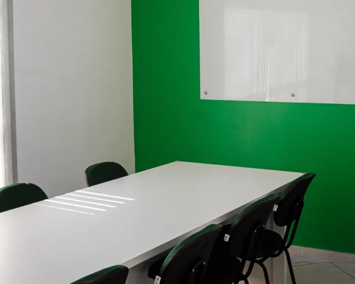 Sala de aula em César de Souza, com mesa única e lousa