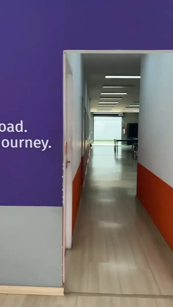 Corredor de Brás Cubas, com a frase Live the road na parede roxa